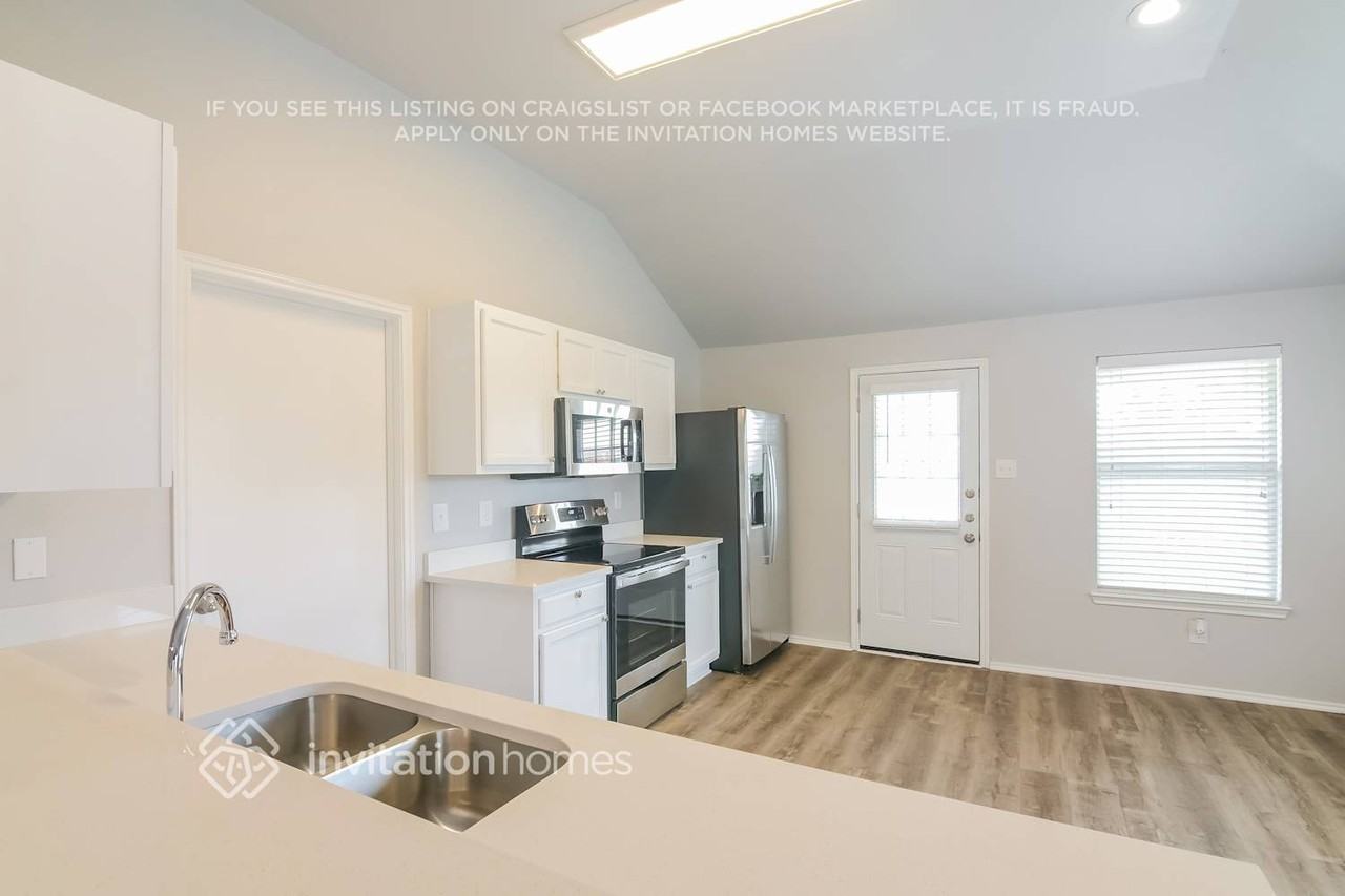 205 Stampede St - Photo 6 of 17