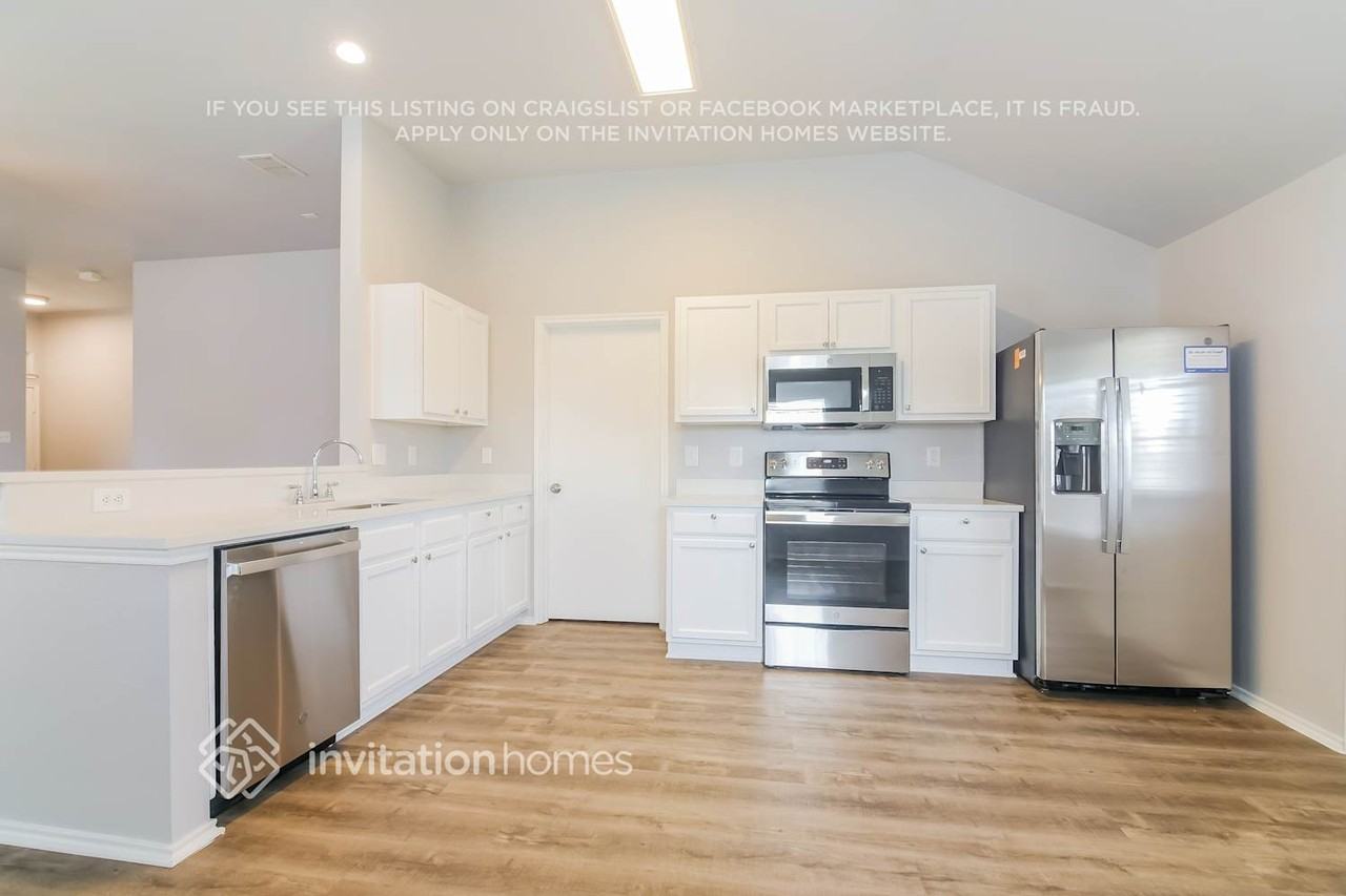 205 Stampede St - Photo 7 of 17