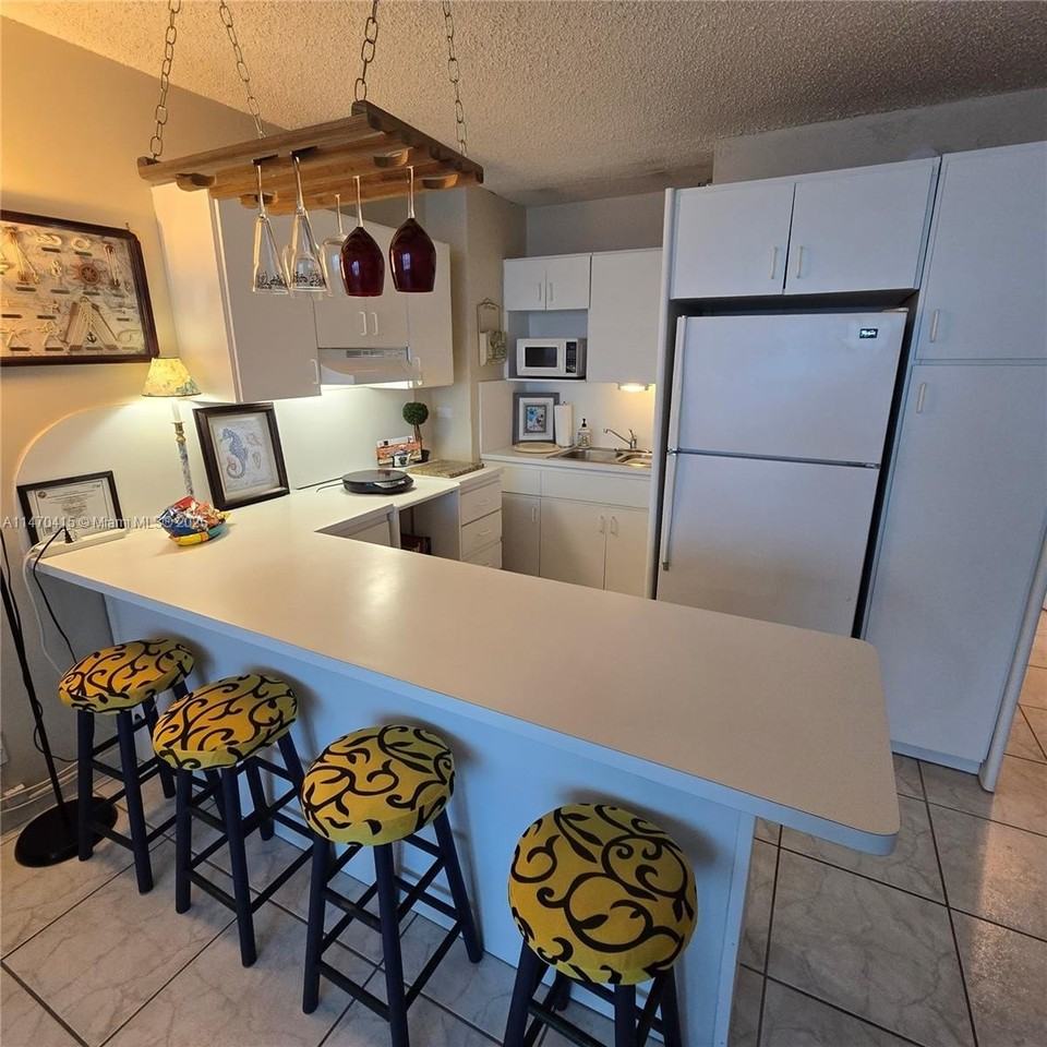 5445 Collins Ave #528 - Photo 4 of 37