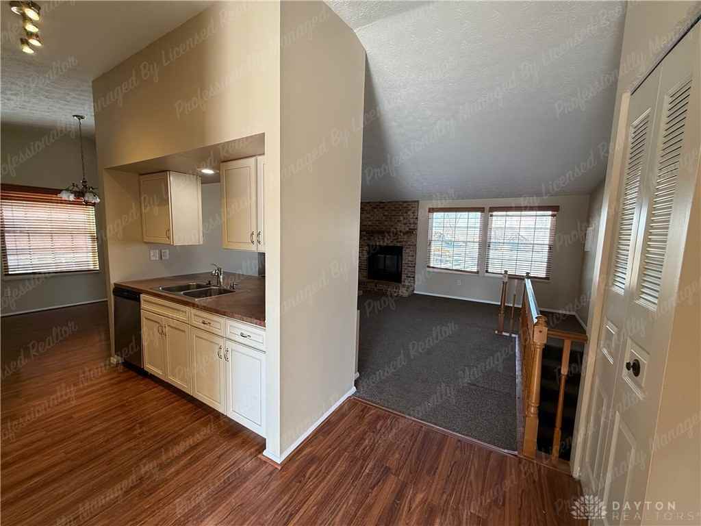 2399 Cross Village Dr - Photo 3 of 34