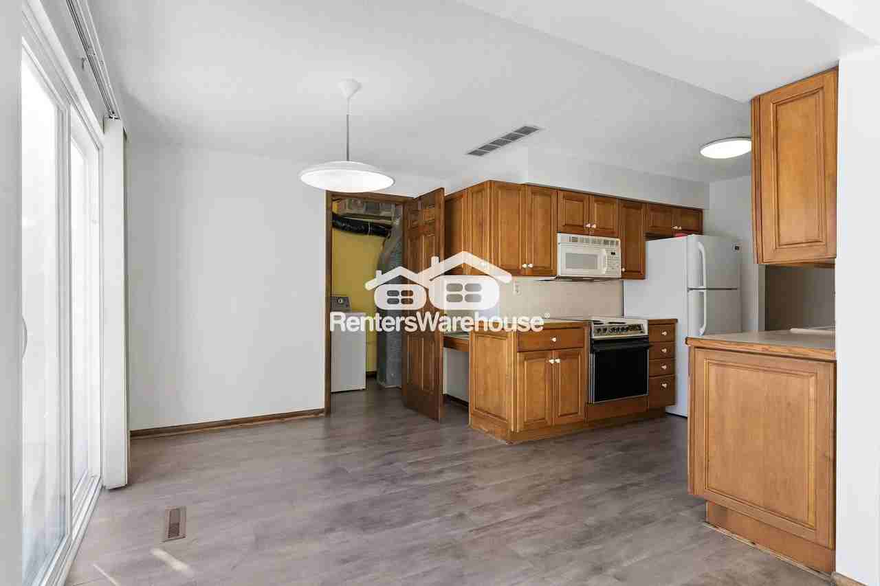 1338 Edgewood Ave N - Photo 3 of 32