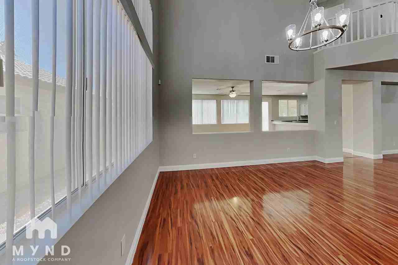 9063 Ravenhurst St - Photo 3 of 40