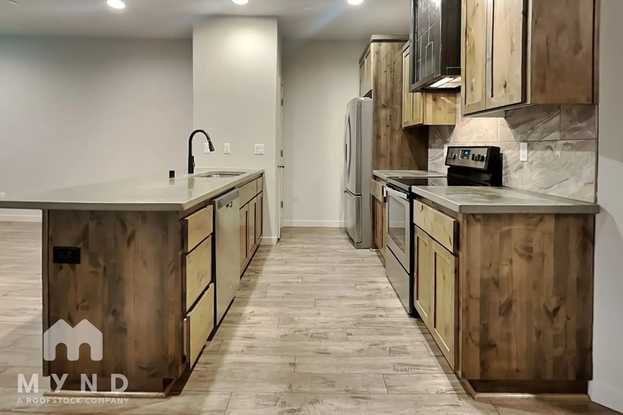 137 N 44th Pl - Photo 3 of 20