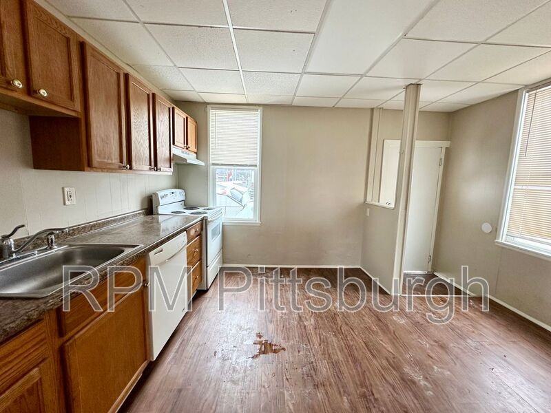 310 Santos St - Photo 3 of 13