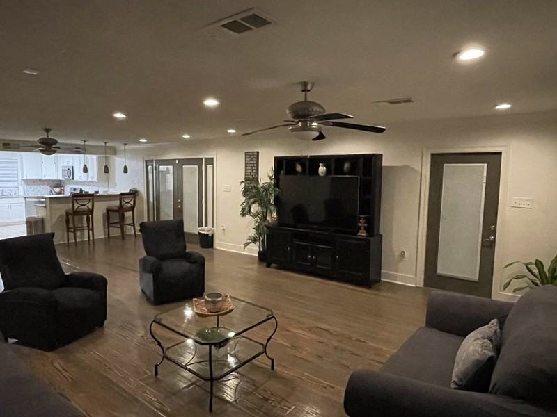 1359 Crescent Dr - Photo 3 of 12