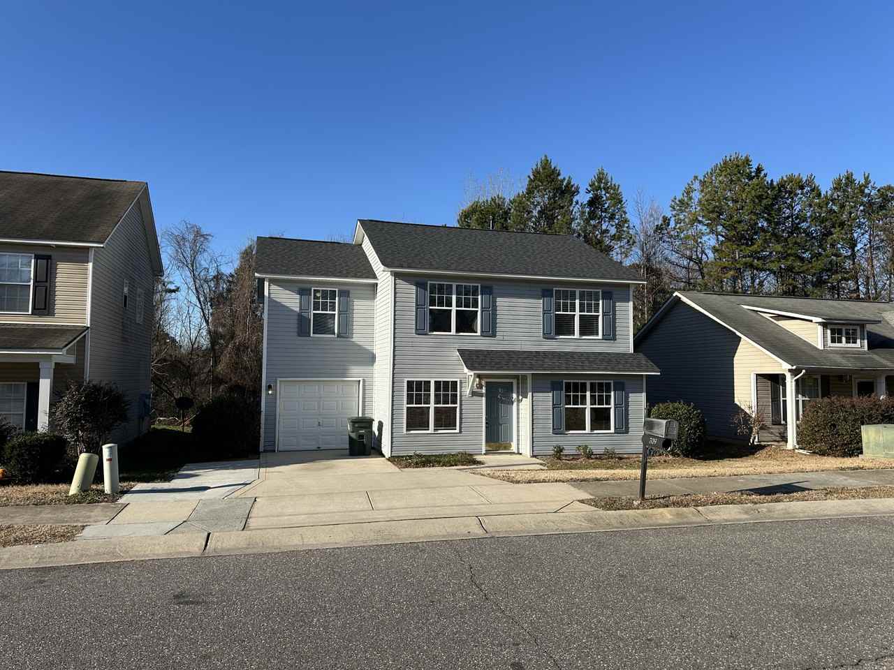 709 Raindrops Rd - Photo 3 of 44