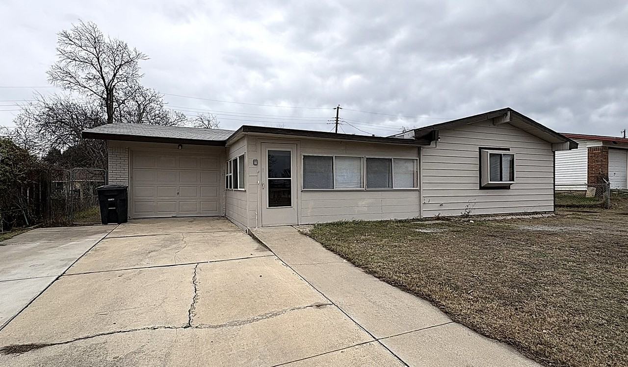 1313 Elia St - Photo 3 of 20