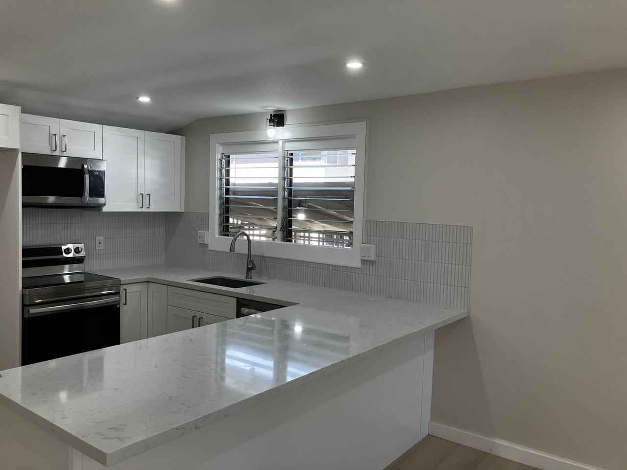 726 Hausten St - Photo 5 of 17