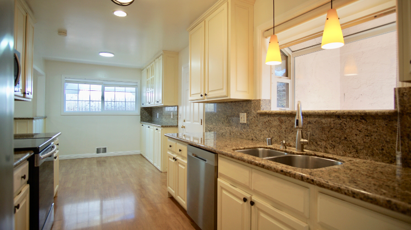 5089 Glentree Dr - Photo 3 of 19