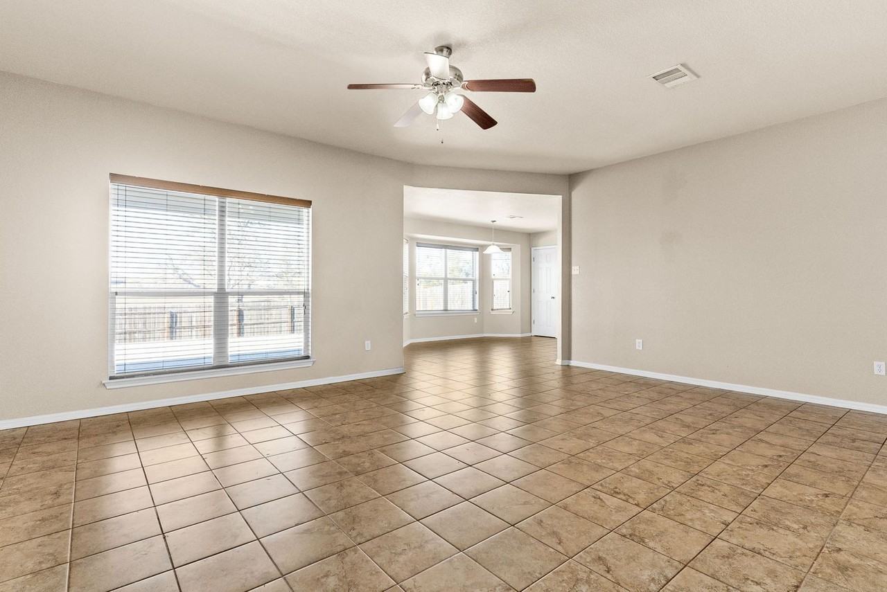 3408 Logsdon St - Photo 4 of 16