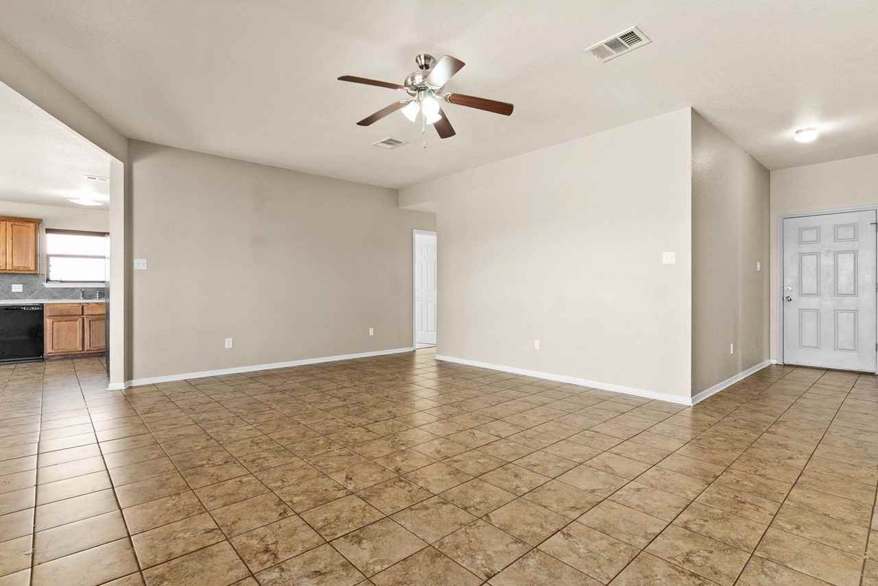 3408 Logsdon St - Photo 5 of 16