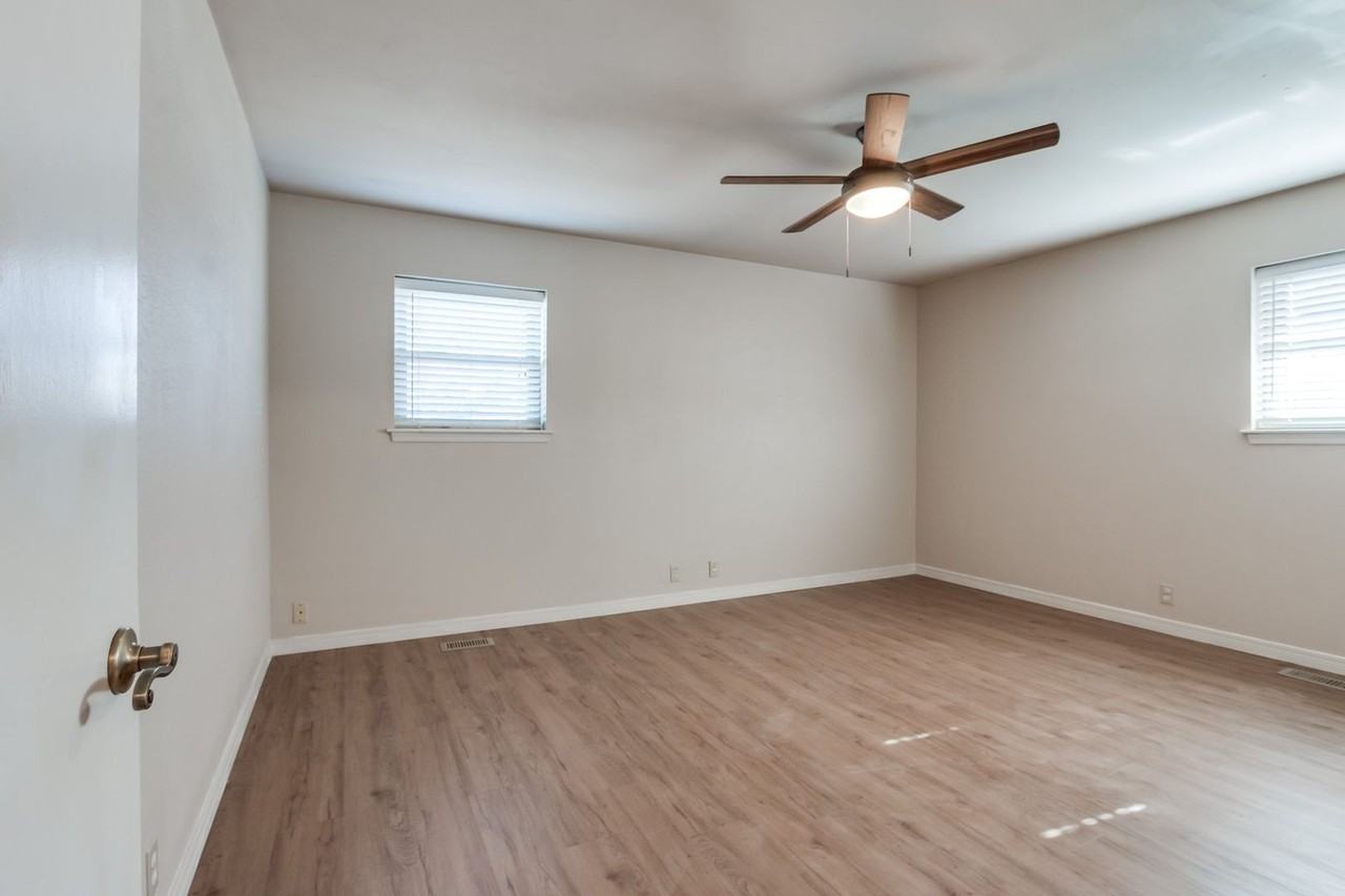 11208 Surrey Hills Blvd - Photo 5 of 16