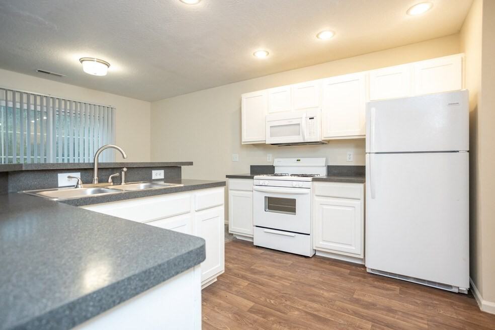 Tiffany Lakes - Photo 7 of 21