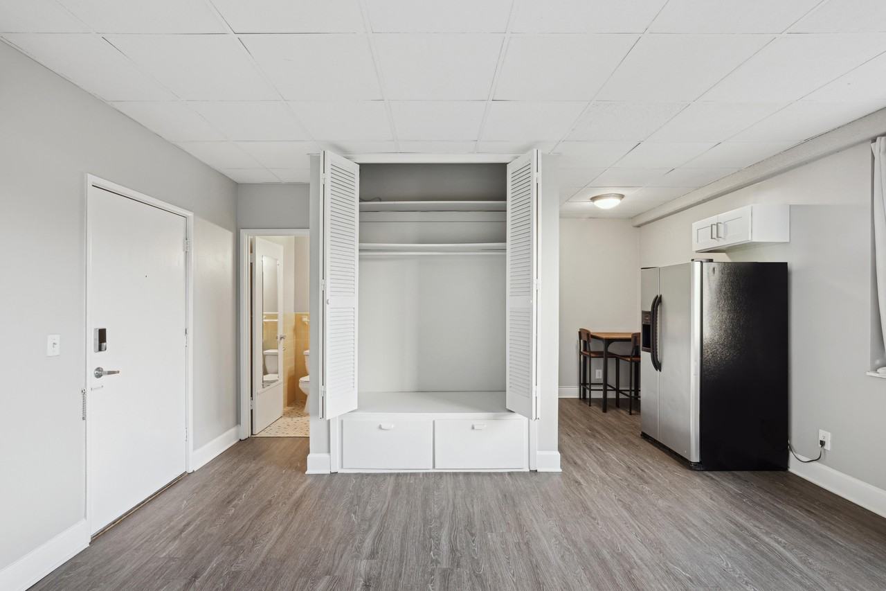 Barbizon Apartments - Photo 3 of 13