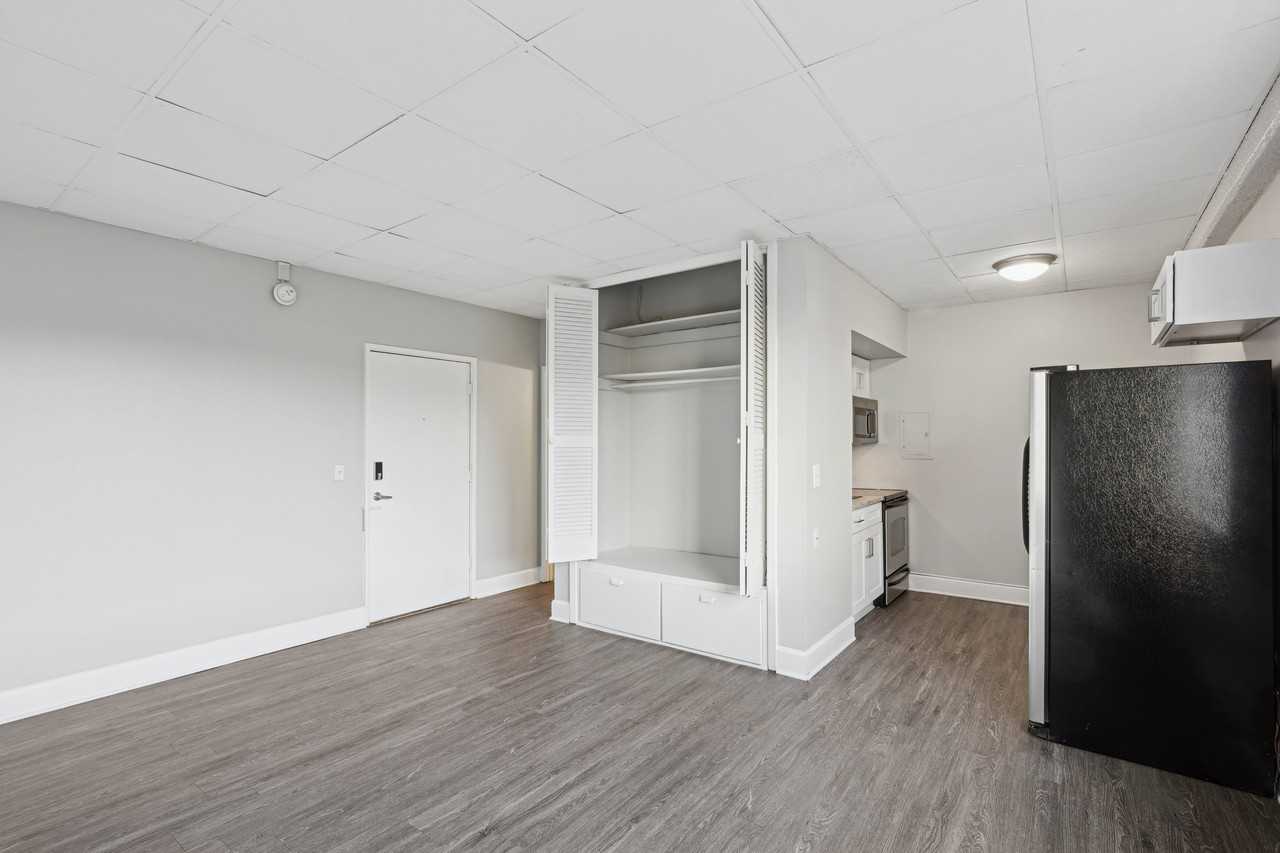 Barbizon Apartments - Photo 6 of 13