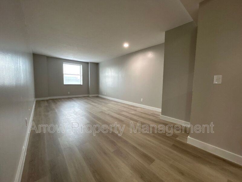 208 E 5th St - Photo 2 of 14