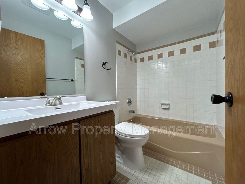 208 E 5th St - Photo 6 of 14