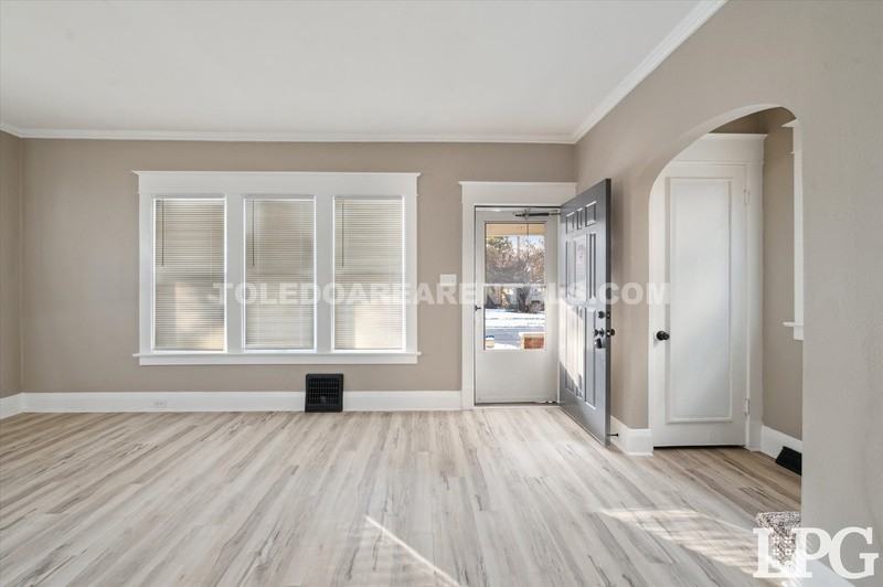 3830 Homewood Ave - Photo 4 of 38