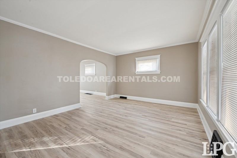 3830 Homewood Ave - Photo 5 of 38