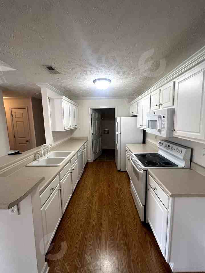 1811 Balmoral Dr #202 - Photo 3 of 17