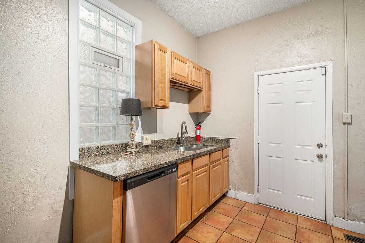 2805 Stout St - Photo 5 of 12