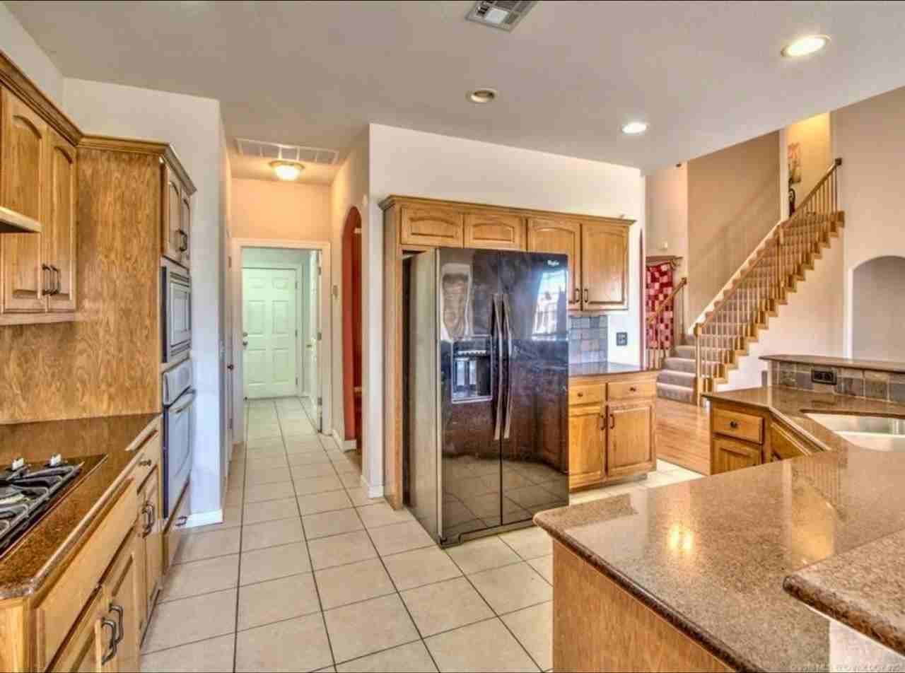 515 N Douglas St - Photo 4 of 29