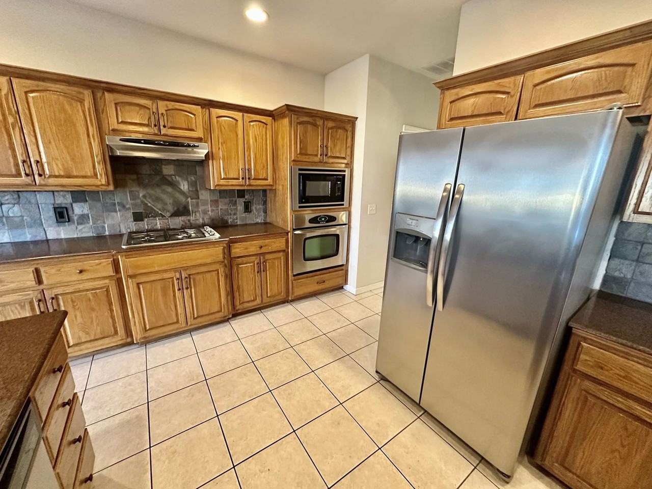 515 N Douglas St - Photo 5 of 29