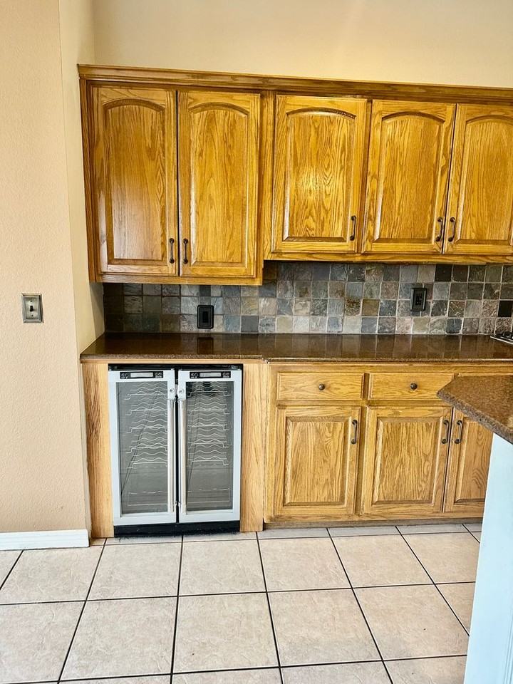 515 N Douglas St - Photo 6 of 29