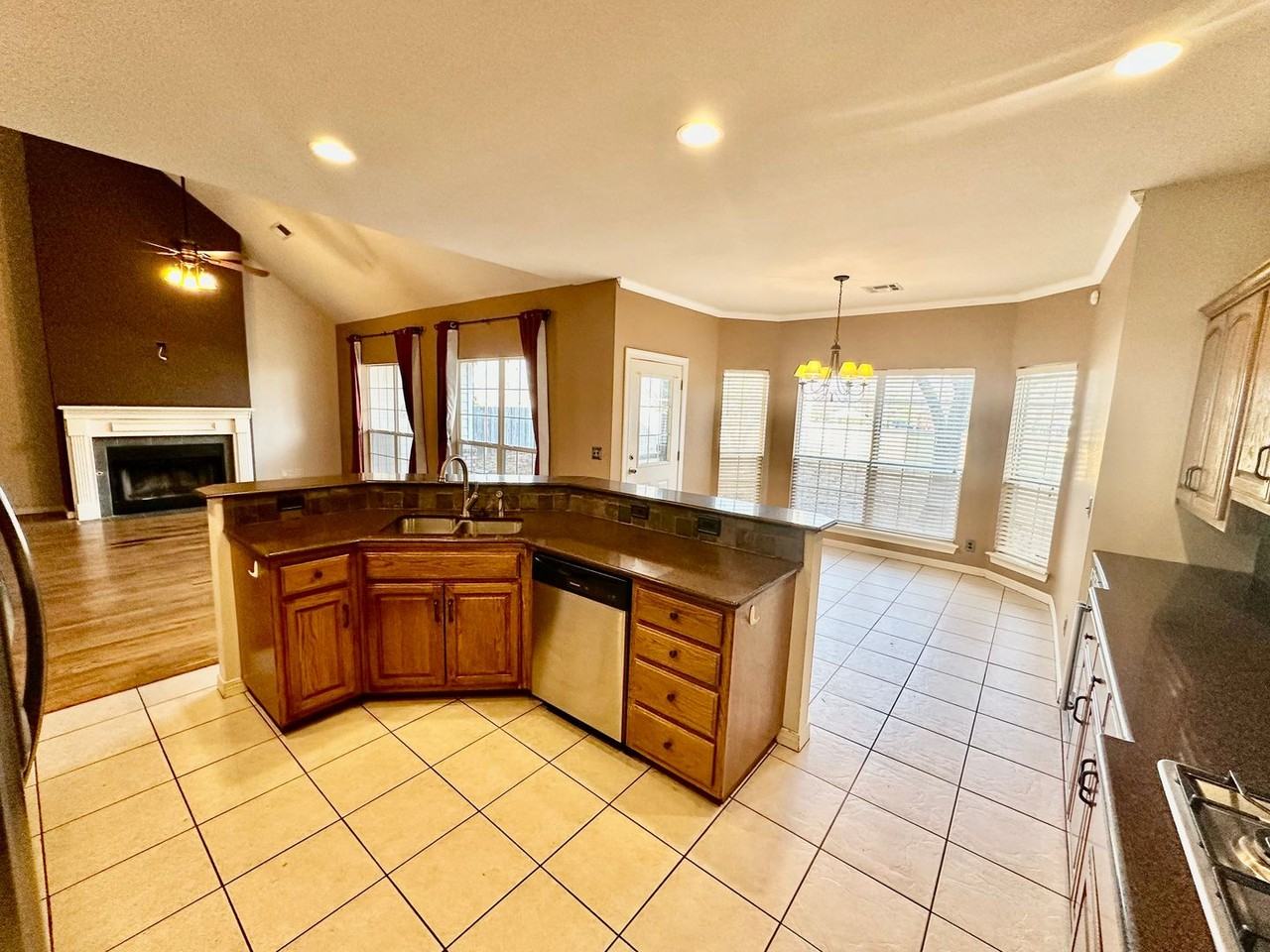515 N Douglas St - Photo 7 of 29