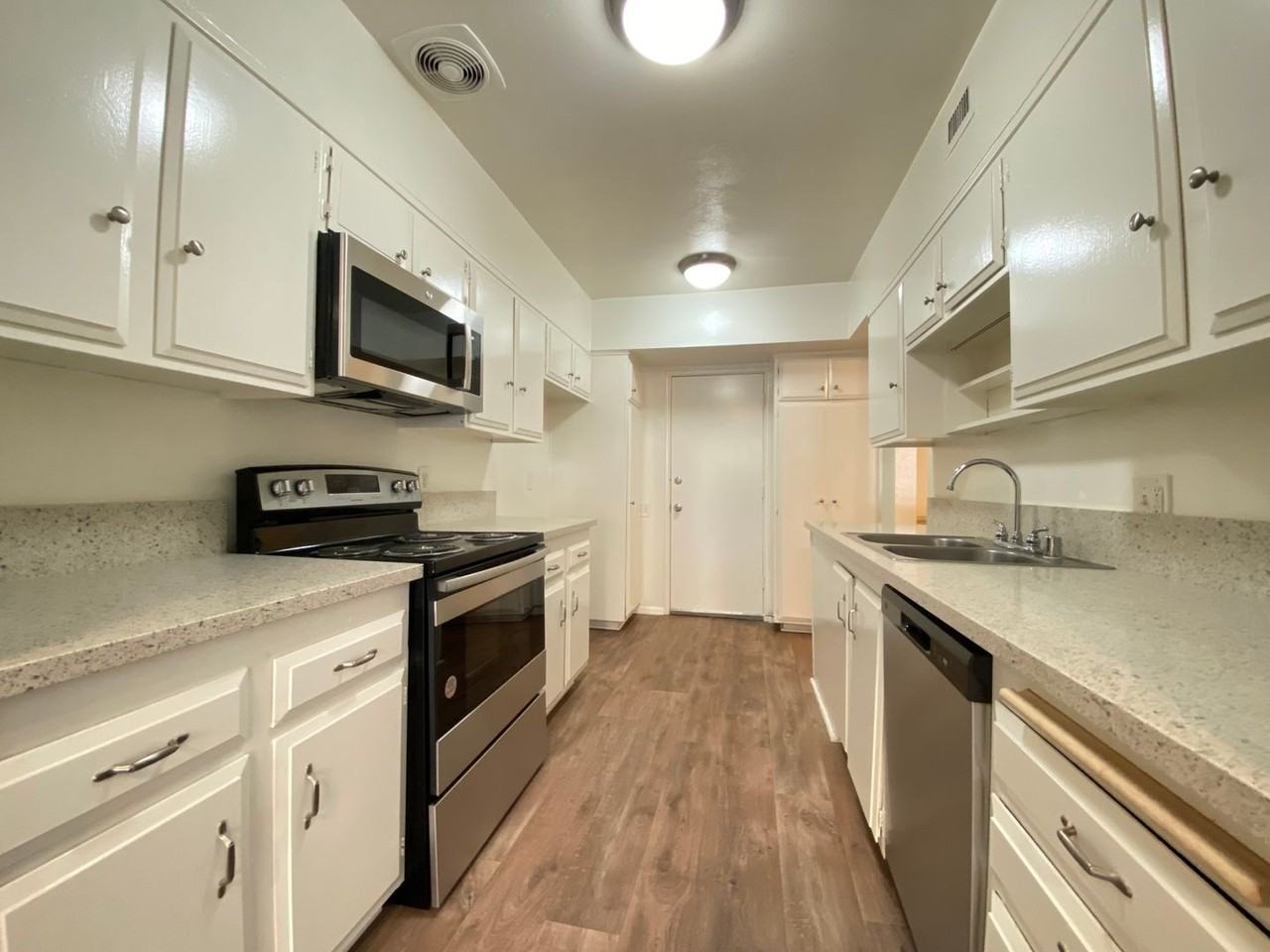 Luxury huge apartment in heart of Sherman Oaks. - Photo 3 of 39