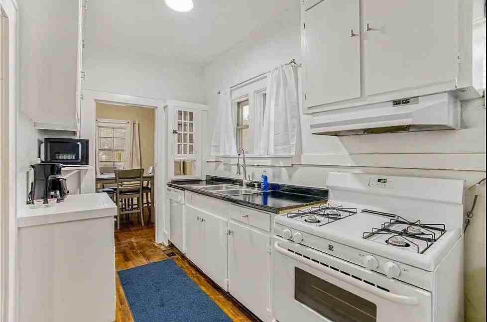 4815 Lee Avenue - Photo 7 of 17