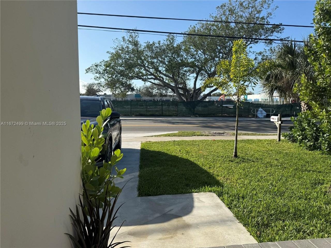 413 Sw 10th St - Photo 2 of 16