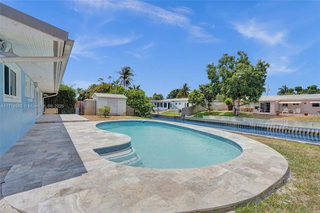 2711 Sw 20th St - Photo 2 of 8