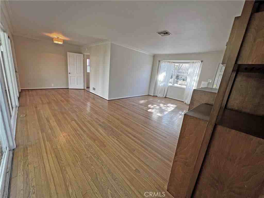 523 W 11th St - Photo 4 of 36