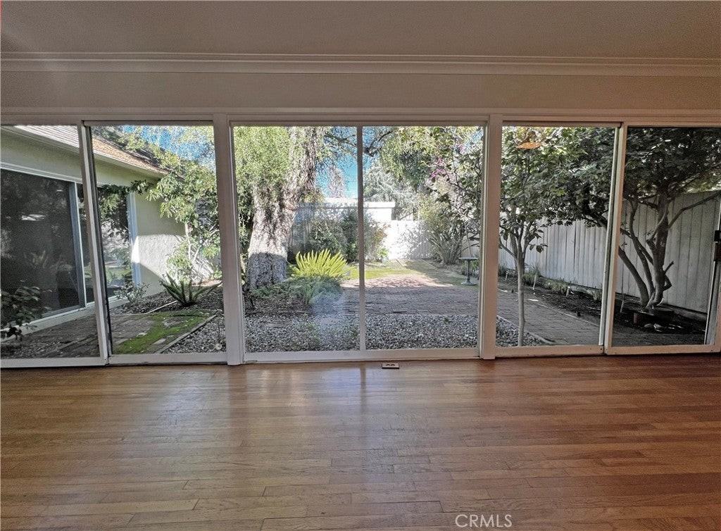 523 W 11th St - Photo 6 of 36