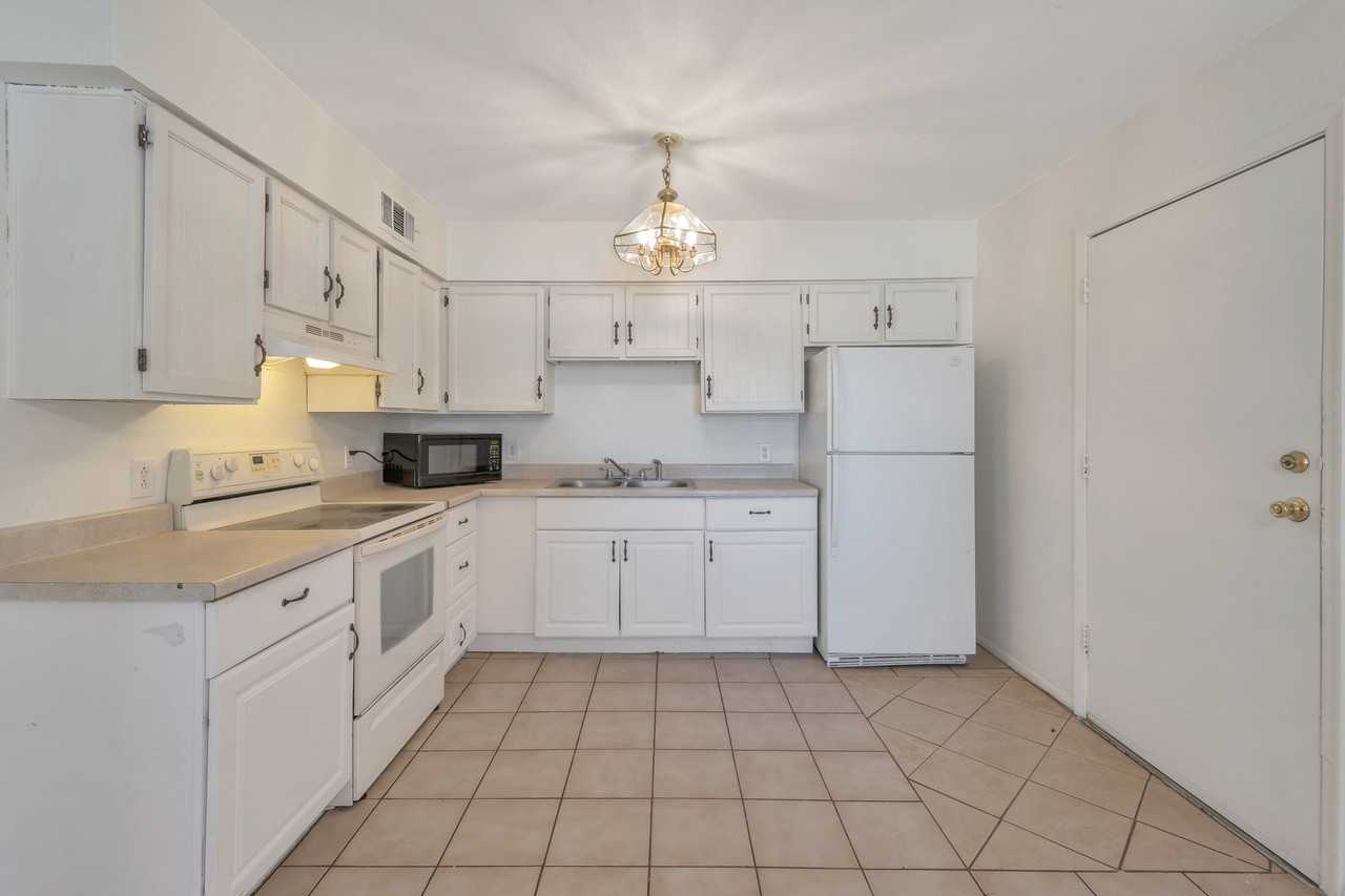 311 W Bealey Ave - Photo 4 of 15