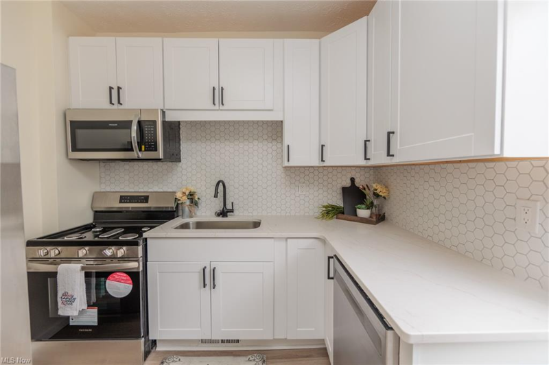 1558 Winchester Ave - Photo 2 of 10