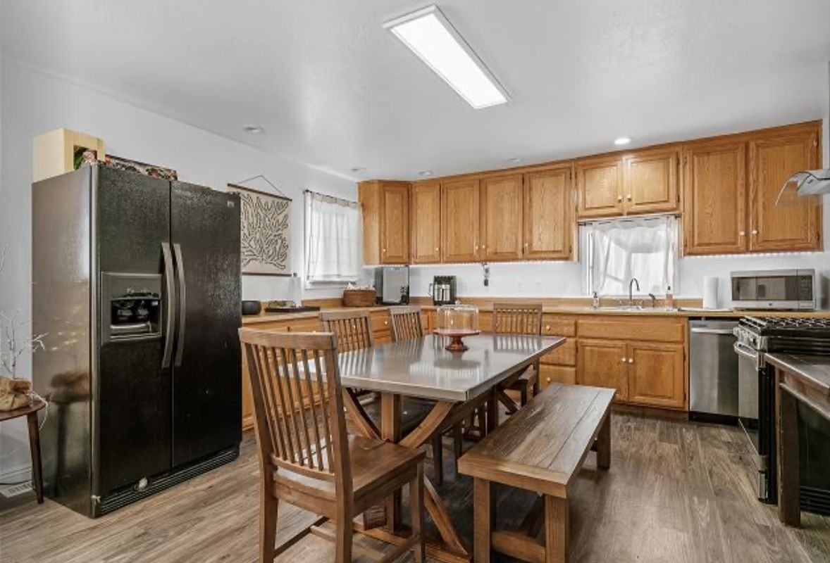 805 Cove Dr - Photo 3 of 20