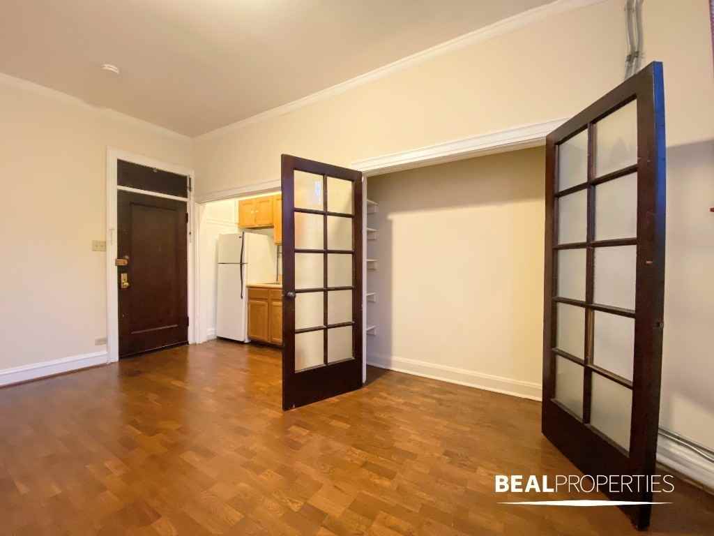 4631 N Paulina St - Photo 2 of 8