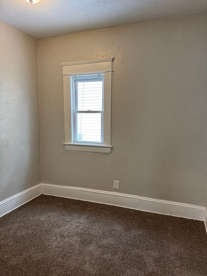 3010 E 123rd St - Photo 6 of 11