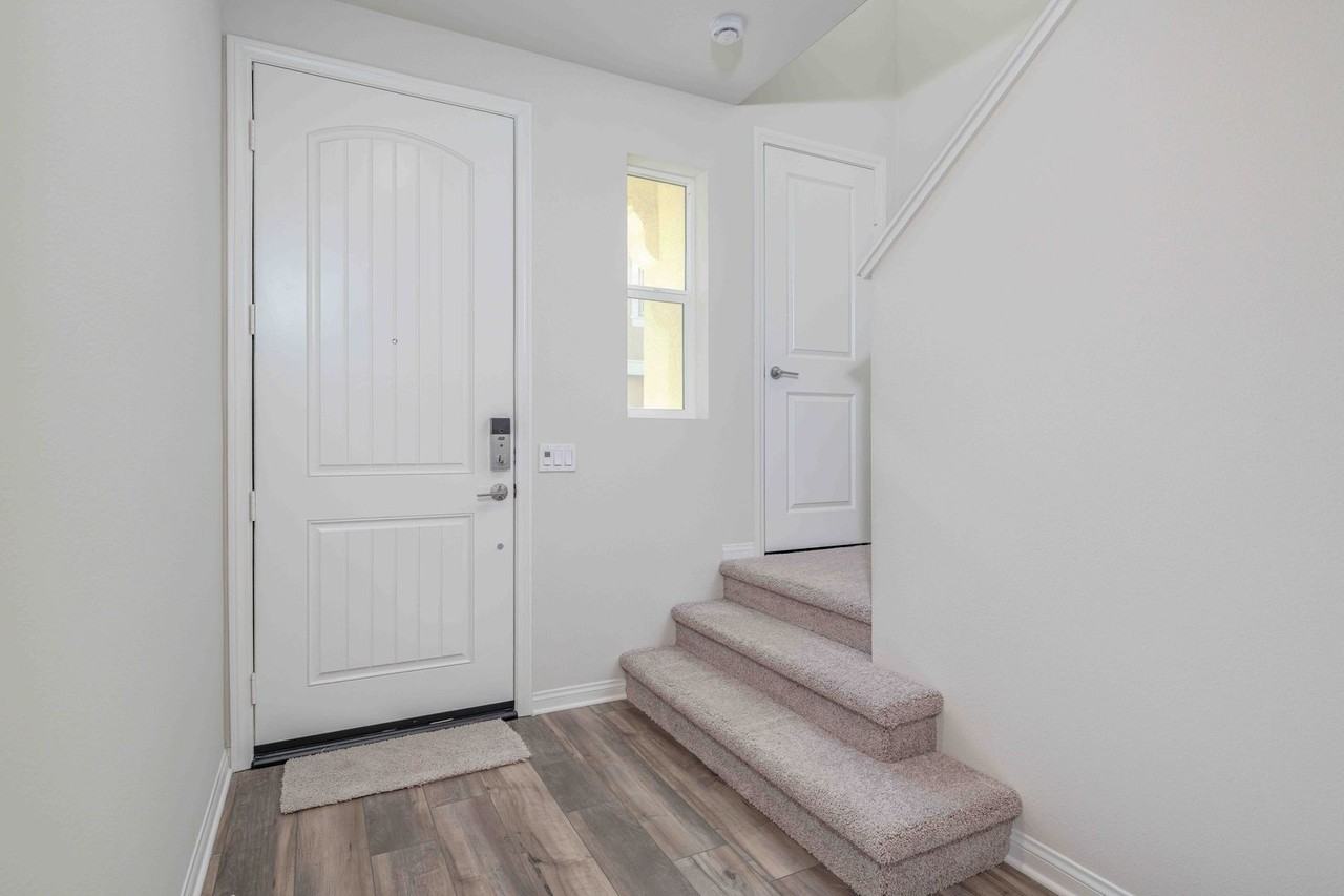 466 Meyer Pl - Photo 6 of 31