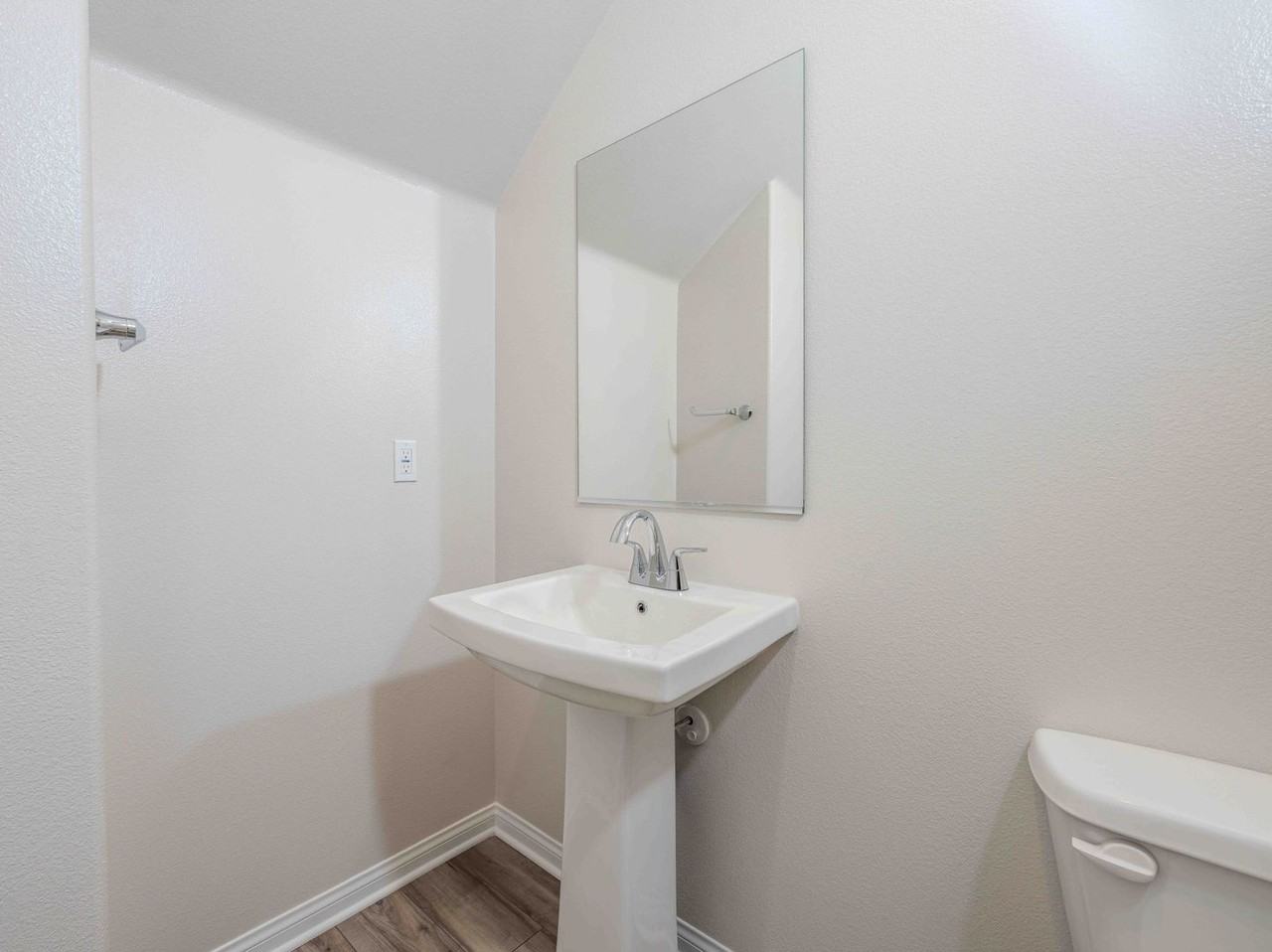 466 Meyer Pl - Photo 7 of 31