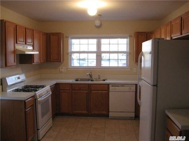 8 Greenbriar Ct - Photo 3 of 13