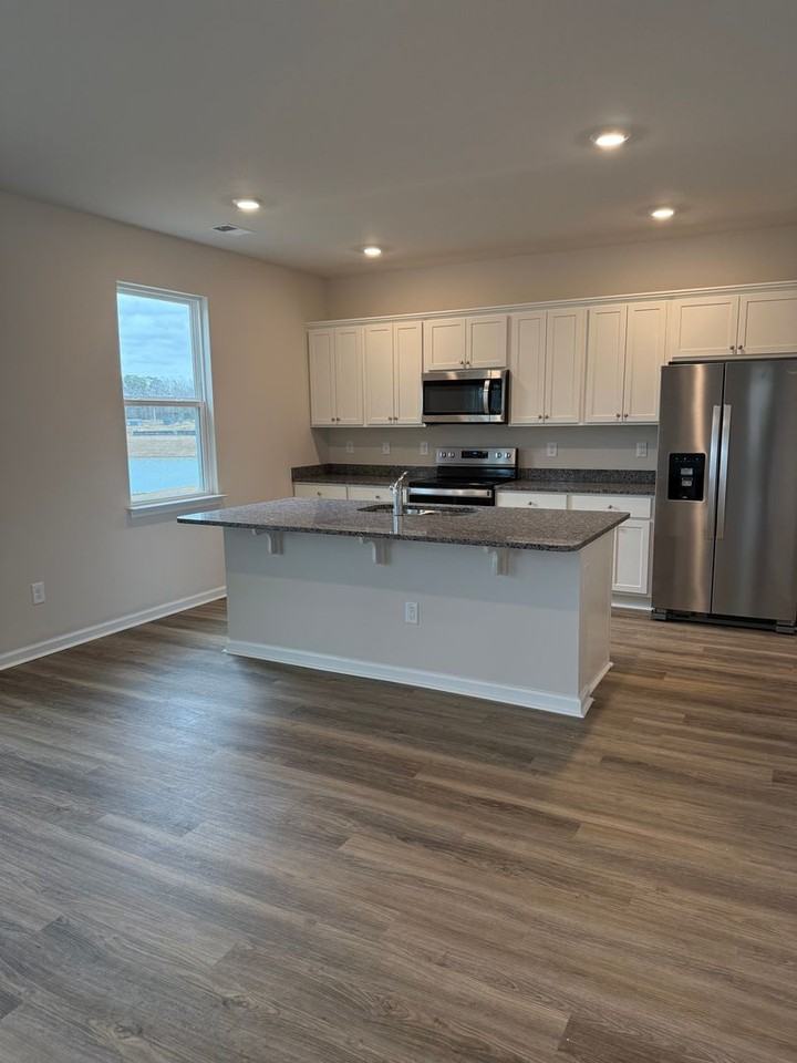 2528 Revolutionary Way - Photo 7 of 34