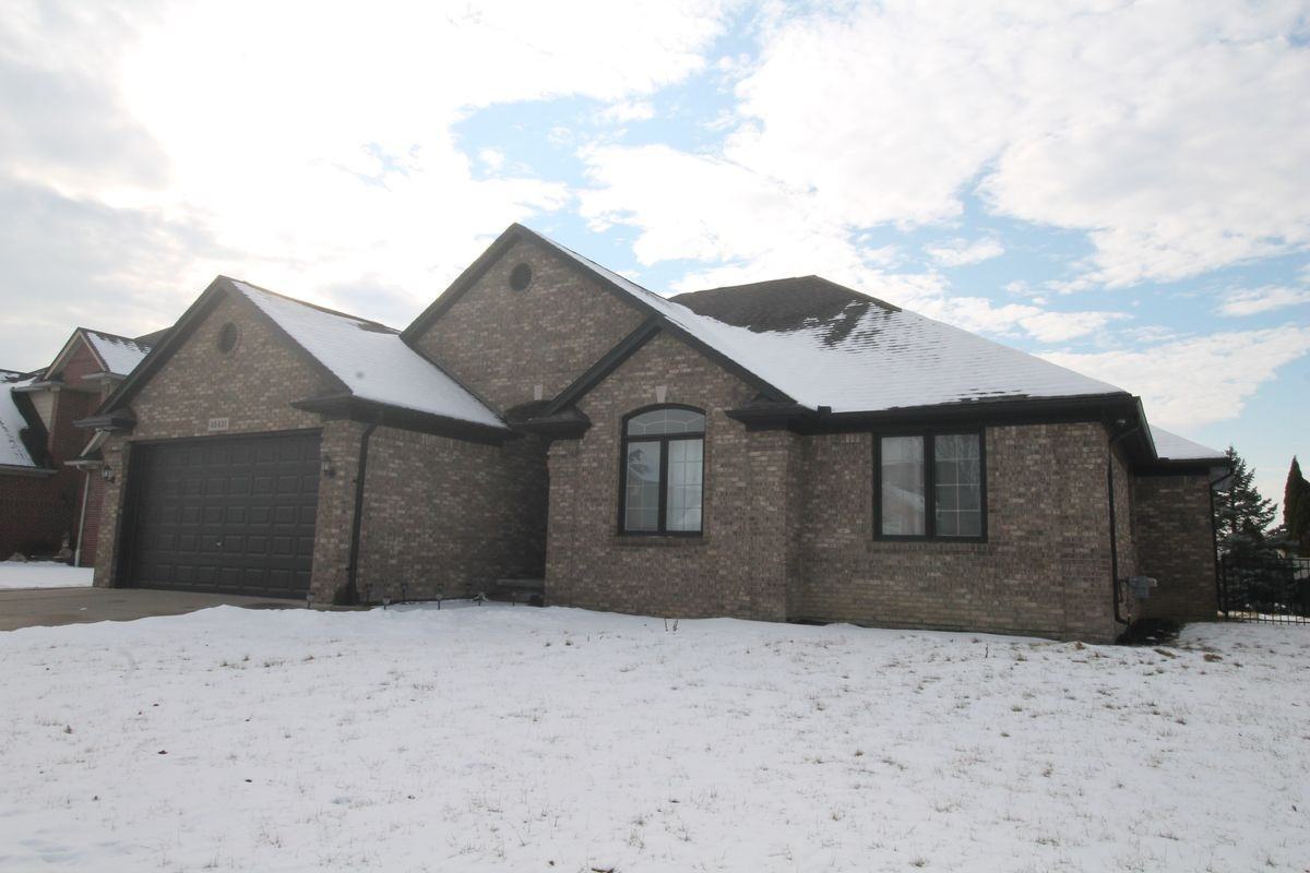 45431 Pentwater Dr - Photo 2 of 4