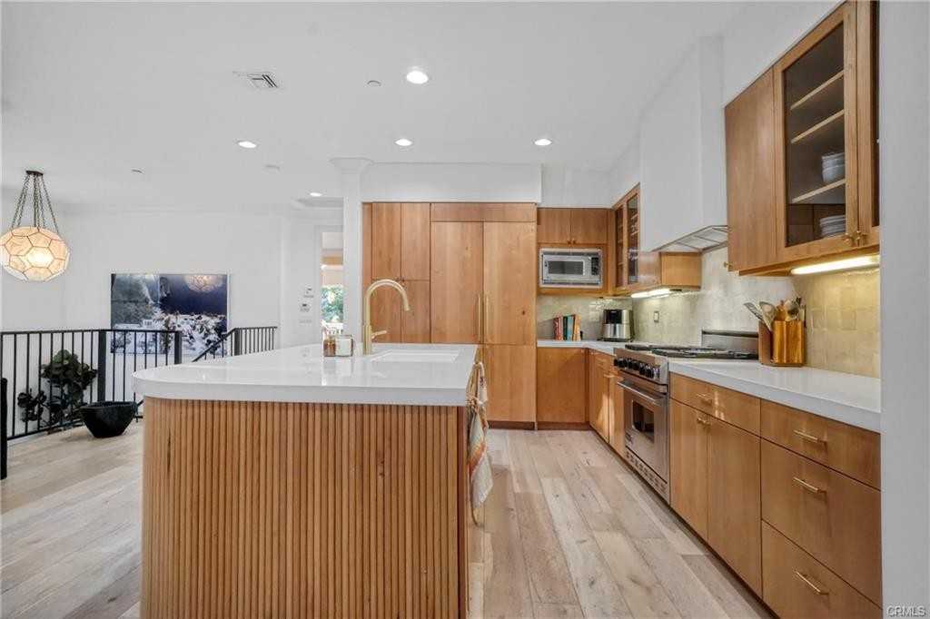 133 Hollister Ave - Photo 3 of 8