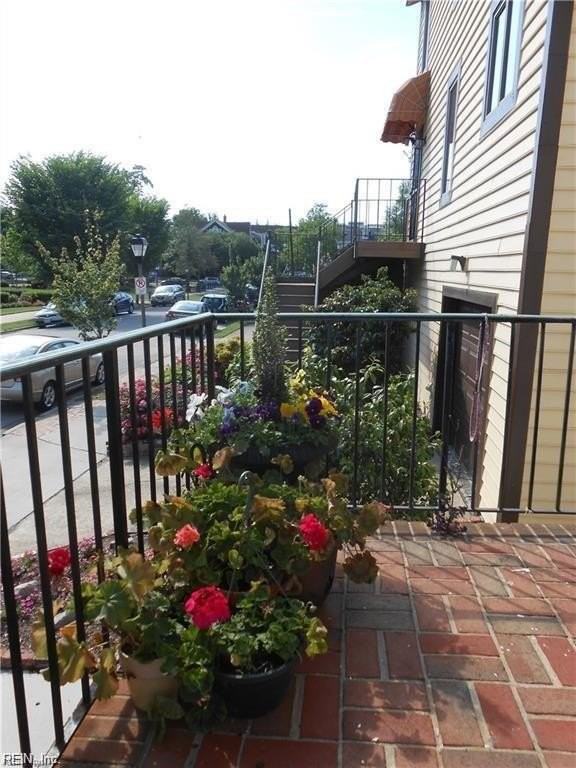 526 Boissevain Ave - Photo 3 of 27