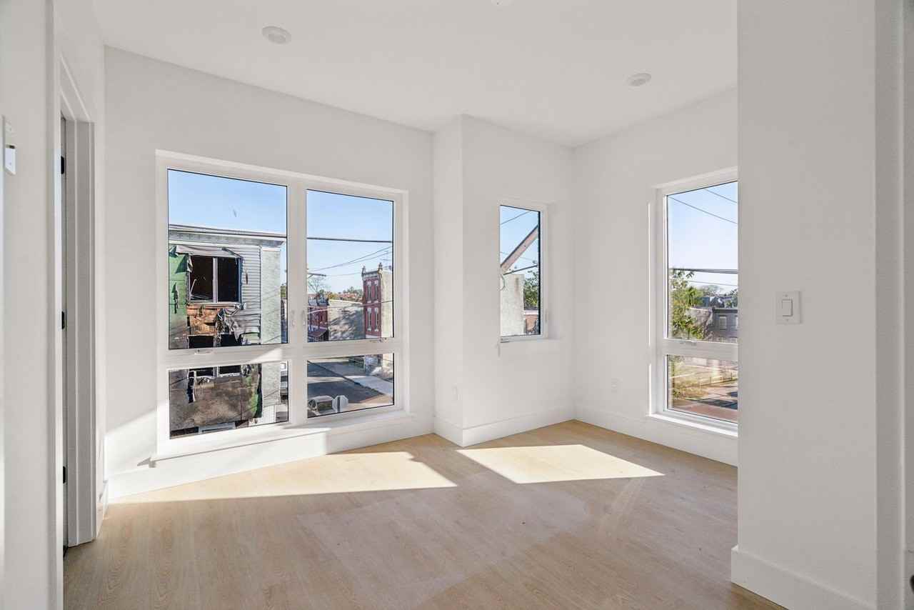 2400 W Montgomery Ave - Photo 4 of 13