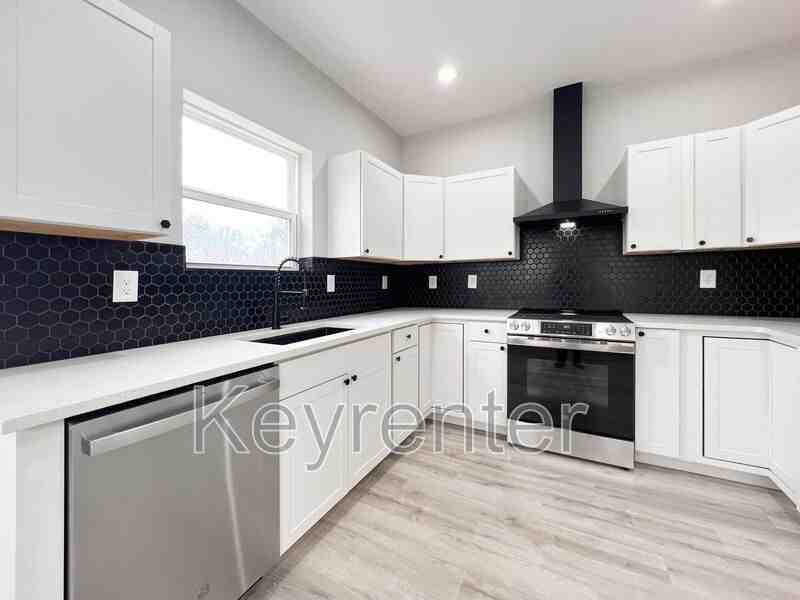 2707 Summitt Ave - Photo 2 of 20