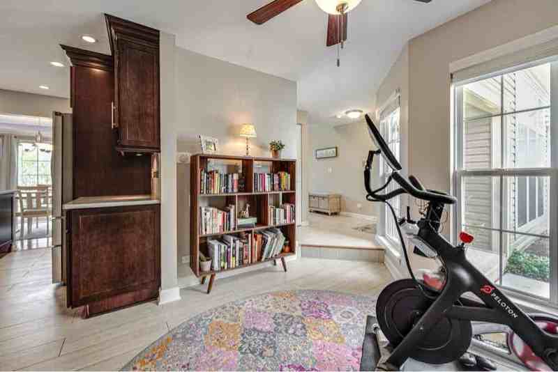 633 Clover Hill Ln - Photo 3 of 23